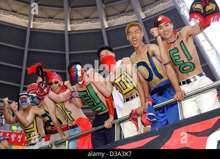 (Dpa) - südkoreanischen Fans mit großen und bunten Figuren, gemalt auf der Brust schreien um ihre Nationalmannschaft im Stadion von Daejeon, Südkorea, 18. Juni 2002 zu fördern. Stockfoto