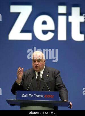 (Dpa) - Helmut Kohl, ehemaliger Bundeskanzler der Bundesrepublik Deutschland und ehemaliger Vorsitzender der christlich demokratischen Partei CDU, spricht unter dem Wort "Zeit" (Zeit) während einer CDU-Parteitag in Frankfurt am Main, 17. Juni 2002. Der Slogan auf seinem Schreibtisch liest "Zeit zum Handeln. CDU. " Kohl hat angekündigt, seine Partei während zu unterstützen Stockfoto