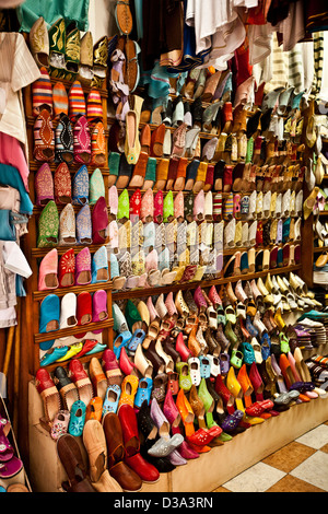 Schuhe zum Verkauf im Souk, Marrakesch, Marokko Stockfoto