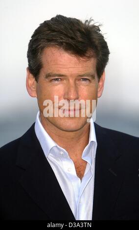 (Dpa) - irischer Schauspieler Pierce Brosnan bei den 55. Filmfestspielen von Cannes in Frankreich, 18. Mai 2002 stellt. Brosnan die prominenteste Rolle ist James Bond. Musiksender MTV veranstaltet eine Party in der Villa der Modeschöpfer Pierre Cardin in der Nähe von Cannes zur Förderung des 20. Bond-Films "Die Another Day" die führende Stockfoto