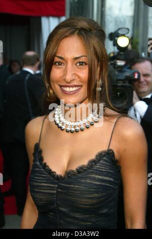 (Dpa) - Patrice Farameh, die neue Freundin von ehemaliger deutscher Tennisspieler Boris Becker, auf einer Party in Mode-Designer Pierre Cardin Villa in der Nähe von Cannes, 18. Mai 2002. Die Partei wurde von Musiksender MTV zur Förderung des 20. Bond-Films "Die Another Day" die Premier im Dezember wird angeordnet. Stockfoto