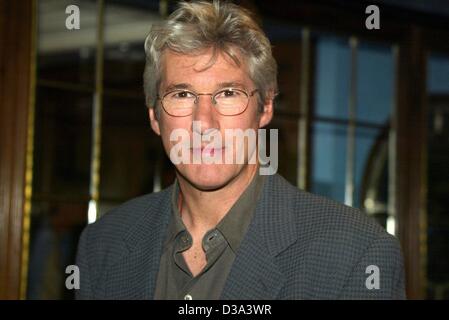 (Dpa) - präsentiert US-Schauspieler Richard Gere seinen neuen Film "Unfaithful" während einer Pressekonferenz in München, 7. Juni 2002. Stockfoto