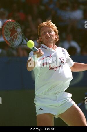 (Dpa-Dateien) - deutsche Tennisstar Boris Becker gibt einen Ball im Finale Australian Open in Melbourne, Australien, 27. Januar 1991. Stockfoto