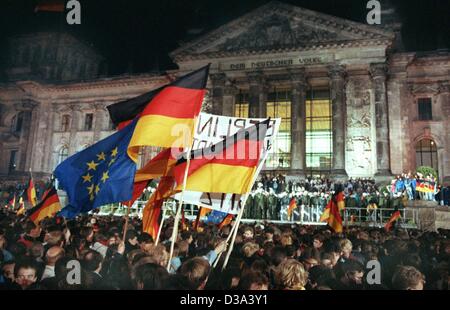 (Dpa-Dateien) - Massen von Menschen feiern die deutsche Wiedervereinigung vor dem Reichstagsgebäude, Berlin, 3. Oktober 1990. 45 Jahre nach dem Ende des zweiten Weltkrieges, sind die deutschen in einem souveränen Demokratie vereint. Die DDR hat den Anwendungsbereich der Verfassung der BRD beigetreten und tut nicht exis Stockfoto