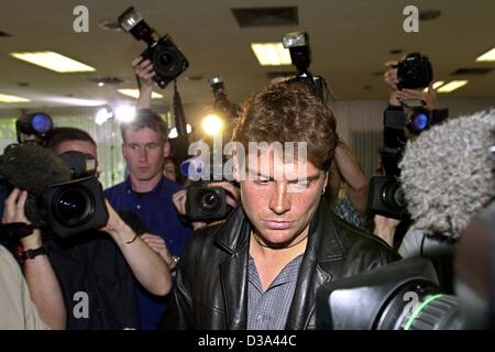 (Dpa) - deutsche Radfahrer Jan Ullrich Team Telekom verlässt eine Pressekonferenz in Frankfurt am Main, 6. Juli 2002. Deutschlands 1997 Tour de France Champion Jan Ullrich räumte ein, dass er Drogen auf einen Abend mit Freunden im Juni genommen hatte weil er traurig über eine Knieoperation war die Stockfoto