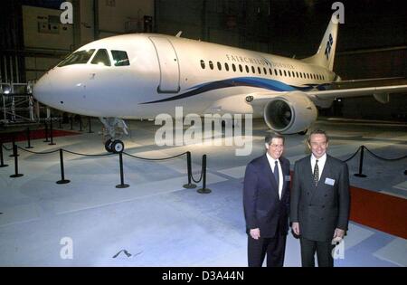 (Dpa) - John Wolf (L), CEO des Flugzeugherstellers Fairchild Dornier und Charles Pieper, Vorsitzender des Vorstands, den Prototyp des neuen Regionaljet-728 in der Unternehmenszentrale in Oberpfaffenhofen bei München, 21. März 2002 präsentieren. Die bayerischen basierende deutsch-amerikanischen Flugzeug Hersteller fi Stockfoto