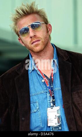 (Dpa) - im Bild ehemaliger deutscher Tennisspieler Boris Becker an der Rennstrecke Nürburgring, Deutschland, bei seinem Besuch der Europäischen Formel 1 Grand Prix, 23. Juni 2002. Später von seinem Sohn Noah Gabriel durfte sogar sitzen in einem McLaren-Mercedes Rennwagen. Stockfoto