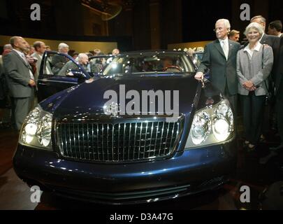 Juergen Hubbert (2. v. R), Mitglied des Vorstands der DaimlerChrysler und Irmgard Schmid-Maybach (R), Enkelin von Wilhelm Maybach, präsentieren den neuen Maybach-Limousinen in Wall Street, New York City, 2. Juli 2002. Stockfoto