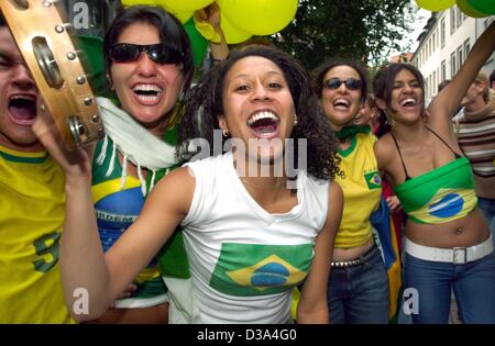 (Dpa) - Fans der brasilianischen Fußball-Nationalmannschaft jubeln auf den Straßen von Bielefeld, Deutschland, 30. Juni 2002. Brasilien spielt Deutschland 2:0 in Yokohama, Japan, ein Rekord, fünf Mal Weltmeister. Stockfoto