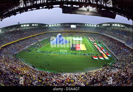 Riesigen deutschen und brasilianischen Flags sind auf dem Grün vor Mount Fuji (L) an der International Stadium Yokohama, Japan, während der WM Abschlussfeier vor 2002 FIFA WM Korea Japan letzte gegnerische Deutschland und Brasilien, 30. Juni 2002 angezeigt. Das Stadion hat eine Kapazität von 72, 370 Stockfoto