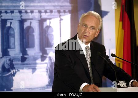 (Dpa) - Edmund Stoiber, Bayerischer Ministerpräsident und Kanzlerkandidat von der Christlich-Demokratischen Union (CDU/CSU), hält eine Rede in Berlin, 26. Juni 2002. Nach dem Motto "direkt die Veränderung", diskutierte er mehrere Punkte Programm seiner Wahl. Stockfoto