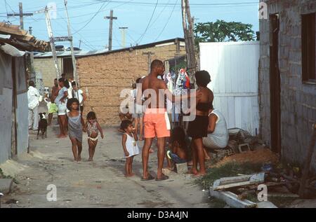 (Dpa-Dateien) - chat Leute auf den Straßen in den Slums in Recife, Nord-Brasilien, Oktober 2000. Die Hütten sind aus Holzbohlen, Stücke von Blech und Kunststoff-Folien gebaut. Die Hütten bestehen meist aus nur einem Zimmer, seine Bewohner leben oft Müll. UNICEF versucht, diesen Kindern zu helfen, auf eine bessere Zukunft Stockfoto