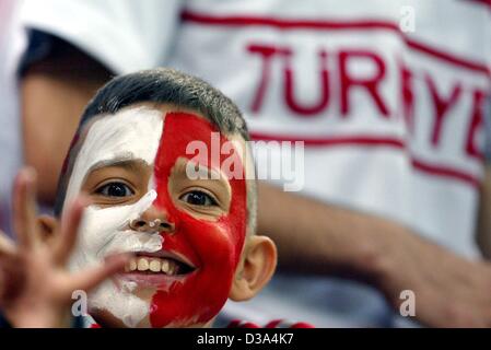 (Dpa) - ein Verfechter der Türkei Fußball-Nationalmannschaft hat sein Gesicht in den Landesfarben lackiert und wartet das Halbfinalspiel gegen Brasilien im Stadion von Saitama, Japan, 26. Juni 2002 beginnen. -Das Spiel endete 1:0 für Brasilien. Stockfoto