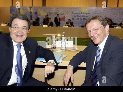 (Dpa) - Romano Prodi (L), Präsident der Europäischen Kommission und der österreichische Bundeskanzler Wolfgang Schuessel Anteil ein Lachen auf dem Europäischen Gipfel in Barcelona, 15. März 2002. Stockfoto