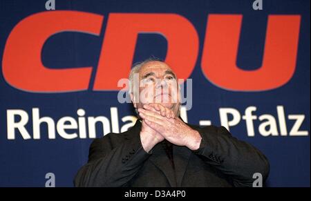 (Dpa) - der ehemalige deutsche Bundeskanzler Helmut Kohl genießt die Anerkennung auf einer regionalen Parteitag in Mainz, 2. März 2002. Er hielt eine Rede, kämpferische, aber auch nachdenklich und erhielt stehende Ovationen. Kohl, auch ehemalige Premier des Landes Rheinland-Pfalz, ist langsam Anerkennung nach Wiedererlangung der Stockfoto