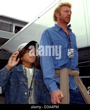 (Dpa) - ehemaliger deutscher Tennisspieler Boris Becker hält die Hand seines Sohnes Noah Gabriel, wie sie die Gruben auf dem Nürburgring, Deutschland, bei ihrem Besuch der Europäischen Formel 1 Grand Prix, 23. Juni 2002 herumlaufen. Später auf kleinen Noah Gabriel durfte sogar sitzen in einem McLaren-Mercedes racing ca Stockfoto