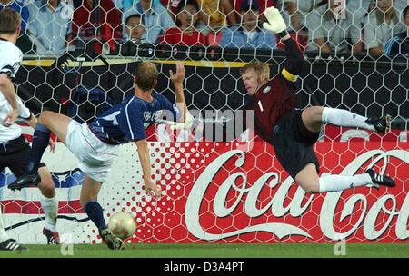 (Dpa) - Oliver Kahn (R), Torwart und Team Kapitän der deutschen Mannschaft, macht einen spektakuläreren Tauchgang, den Ball vor uns amerikanischen Gregg Berhalter während des Spiels Viertelfinale gegen die USA bei der Fußball-WM in Ulsan, Südkorea, 21. Juni 2002 zu retten. Deutschland schlug die Vereinigten Staaten 1:0 und Wil Stockfoto