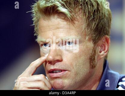 (Dpa) - Oliver Kahn, deutscher Torhüter und Kapitän, während einer Pressekonferenz in Seogwipo, Südkorea, 23. Juni 2002 abgebildet. Deutschland steht Südkorea bei der Fußball-WM-Halbfinale am 25 Juni. Stockfoto