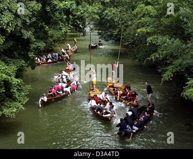 (Dpa) - Studenten der Universität Tübingen nehmen Teil in die jährliche Stocherkahn-Rennen auf dem Neckar in Tübingen, Süddeutschland, 20. Juni 2002. Für das 47. Jahr beginnen einige 40 Gondel-ähnliche Boote in das Rennen auf einer Flussinsel. Stockfoto