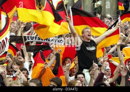 (Dpa) - einige 20000 deutsche Fans feiern den Sieg der Fußball-Nationalmannschaft in Südkorea in den Straßen von Hannover, 25. Juni 2002. Deutschland wird Gastgeber Südkorea 1:0 in Seoul zu schlagen und nun Brasilien oder Türkei im WM-Finale am 30. Juni. Stockfoto