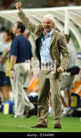 (Dpa) - Rudi Voeller, Trainer der deutschen Fußball-Nationalmannschaft jubelt nach dem Viertelfinale Spiel gegen die USA bei der Fußball-WM in Ulsan, Südkorea, 21. Juni 2002. Deutschland USA 1:0 zu schlagen und Südkorea im Halbfinale am 25 Juni zu stellen. Stockfoto