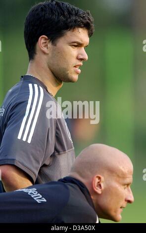 (Dpa) - deutsche Mittelfeldspieler Michael Ballack (oben) und Stürmer Carsten Jancker im Bild während einer Trainingseinheit bei der Fußball-WM in Seogwipo, Südkorea, 17. Juni 2002. Stockfoto