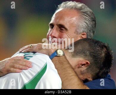 (Dpa) - Mick McCarthy (hinten), Trainer der irischen Fußball-Nationalmannschaft, tröstet seine Spieler Kevin Kilbane, die das Ziel in einer Strafe verpasst kick im Spiel gegen Spanien während der FIFA WM in Suwon, Südkorea, 16. Juni 2002. Spanien gewann nach einem 3:2 im Elfmeterschießen. Stockfoto