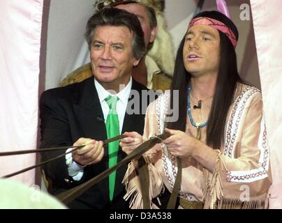 (Dpa-Dateien) - Michael "Bully" Herbig (R), deutscher Schauspieler und Regisseur des deutschen hit western-Komödie "Der Schuh des Manitou" ("Schuh des Manitou"), fördert seinen Film mit dem französischen Schauspieler Pierre Brice in einem Planwagen auf einer deutschen TV-Show in Erfurt, Deutschland, 13. Oktober 2001. In dem Film, Herbig pl Stockfoto