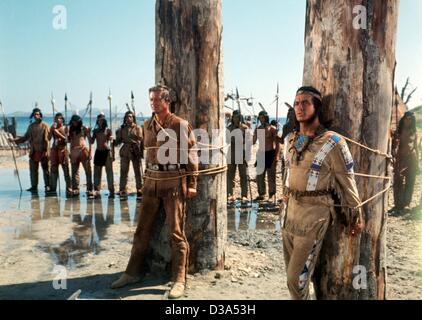 (Dpa-Dateien) - Winnetou (Pierre Brice, R), Häuptling der Apachen, und sein weißer Freund Old Shatterhand (Lex Barker) werden von feindlichen Indianern in einer Filmszene aus "Winnetou III" (1965), basierend auf der deutschen Wildwest-Romane von Karl May erfasst. Die beiden Helden sind derzeit in der deutschen comed gefälscht. Stockfoto