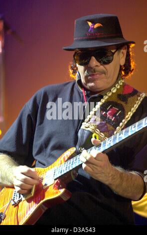 (Dpa) - mexikanischen Rock-Musik-Legende Carlos Santana spielt leidenschaftlich Gitarre bei seinem Konzert in Dortmund, Deutschland, 24. Mai 2002. Der 56 Jahre alte Musiker, der seinen ersten Bühnenauftritt in 1966 hatte, war Deutschland, Österreich und der Schweiz unterwegs. Im Jahr 1999 hatte Santana ein großes Comeback mit seinem albu Stockfoto