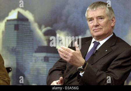 (Dpa) - deutsche Innenminister Otto Schily spricht vor dem Plakat der einstürzenden World Trade Center Türme während einer Fernseh-Talkshow auf Medienkritik in Mainz, Deutschland, 19. Februar 2002. Stockfoto