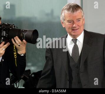 (Dpa) - Otto Schily, Bundesinnenminister, steht im Mittelpunkt der Aufmerksamkeit der Medien bei einem Treffen in Berlin, 20. Februar 2002. Stockfoto