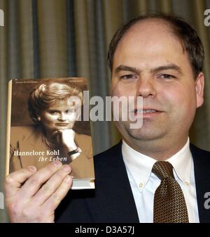 (Dpa) - Peter Kohl, Sohn des ehemaligen Bundeskanzlers Helmut Kohl, präsentiert eine Biographie über seine Mutter Hannelore Kohl in Berlin, 25. Februar 2002. Peter Kohl und Dona Kujacinski, Journalist und Freund der Familie Kohl, haben das Buch zu Spekulationen über seine Mutter Selbstmord am Ende auf 4 Jul geschrieben Stockfoto