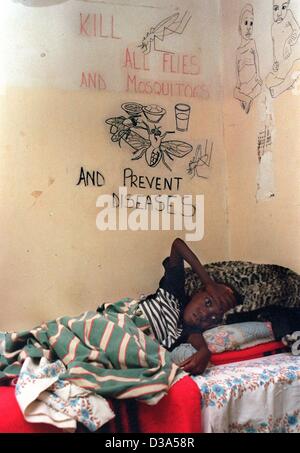 Eine AIDS infizierte Kind liegt im Bett im Krankenhaus Ekwendeni, nördlichen Malawi, 14. Juni 2001. Stockfoto