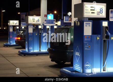 (Dpa) - Autos sind an einer Aral-Tankstelle in Hürth, Deutschland, 29. Januar 2002 angeheizt wird. Nach der positiven Entscheidung des deutschen Kartellabteilung übernahm der britische Mineral Ölkonzern BP Veba Oel und seine Tankstelle Kette Aral am 1. Februar. Stockfoto