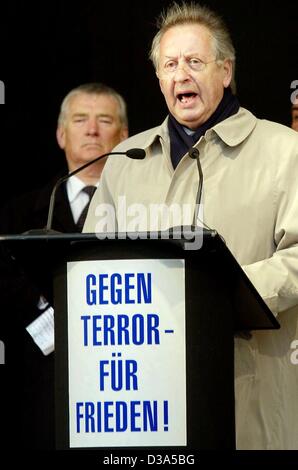 (Dpa) - Paul Spiegel, Vorsitzender des deutschen zentralen Konsistoriums der Juden spricht auf eine Solidaritätskampagne für Israel in Frankfurt am Main, 10. April 2002, hinter ihm Bundesinnenminister Otto Schily. An der Rezeption liest ein Slogan "Gegen Terror - Fuer Frieden" (gegen den Terror - für den Frieden). Stockfoto