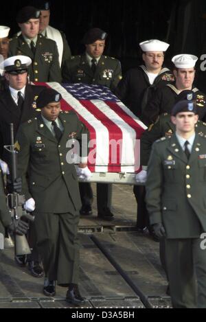 (Dpa-Dateien) - ein US Army Ehrengarde trägt die Fahne drapiert Sarg mit den sterblichen Überresten eines US-Soldaten auf Ramstein Air Base, Deutschland, 5. März 2002, ein Flugzeug nach Dover/Delaware. Insgesamt neun Soldaten, darunter sieben Amerikaner getötet worden, in einem Raketenangriff in Afghanistan am Tag Stockfoto