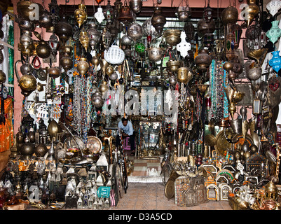 Ladenbesitzer in Souk, Marrakesch, Marokko Stockfoto