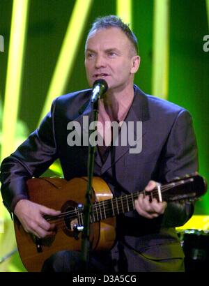 (Dpa-Dateien) - British Rock star Sting führt in einer deutschen TV-Show in Böblingen, 17. November 2001. Stockfoto