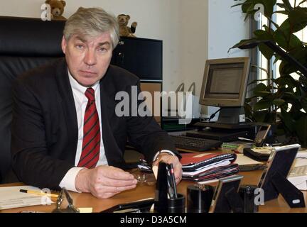 (Dpa) - Michael Sommer, der neue Vorsitzende des Deutschen Gewerkschaftsbundes "Deutscher Gewerkschaftsbund" (DGB), in seinem Büro in Berlin, 25. Januar 2002. Sommer, der zu dieser Zeit Vizepräsident war von der deutschen union für Service-Mitarbeiter, "ver.di", wurde am 28. Mai 2002 gewählt. Der DGB ist der Stockfoto