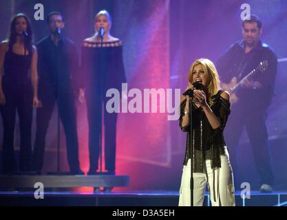 (Dpa) - führt die US-Sängerin Faith Hill während einer live tv Show in Böblingen, 28. September 2002. Stockfoto