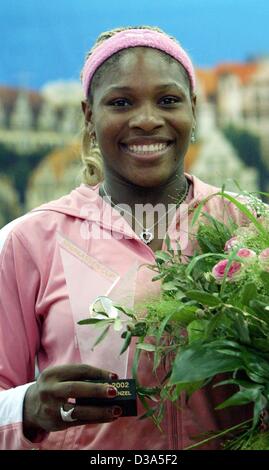 (Dpa) - US-Tennisspielerin Serena Williams mit ihrer Trophäe glänzt gewann das Finale der 13. internationalen Sparkassen Cup WTA-Turnier in Leipzig, Deutschland, 29. September 2002. Sie besiegte Anastasia Myskina 6:3 und 6:2. Stockfoto