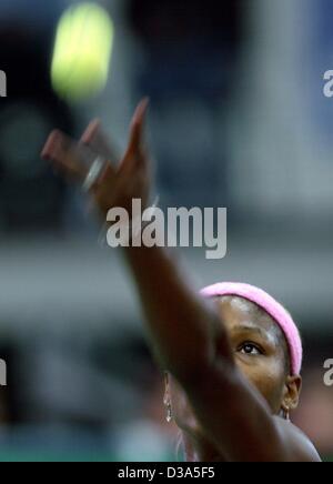 (Dpa) - US-Tennisspielerin Serena Williams im Endspiel der 13. internationalen Sparkassen Cup WTA-Turnier in Leipzig, Deutschland, 29. September 2002 dient. Sie besiegte Anastasia Myskina 6:3 und 6:2. Stockfoto
