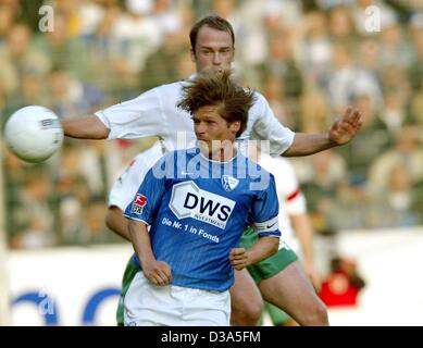 (Dpa) - Bochums Mittelfeldspieler Dariusz Wosz (vorne) und Bremens Mittelfeldspieler Fabian Ernst kämpfen um den Ball in der Bundesliga Spiel VfL Bochum gegen Werder Bremen in Bochum, Deutschland, 29. September 2002. Bremen gewann 4:1, ranking zweiten auf der Liga-Tabelle. Stockfoto