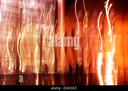 In die Flammen verschwommen bewegten Passanten in Flammen wie Licht Stockfoto