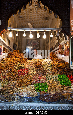 Mann, Verkauf von Produkten im Souk, Marrakesch, Marokko Stockfoto