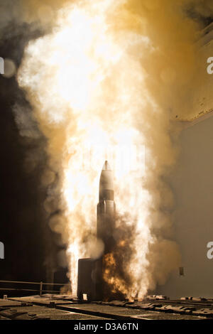 Ein Standard Missile-3 Block 1A Interceptor wird über die geführte Raketenkreuzer gestartet USS Lake Erie während einer Rakete Interceptor 13. Februar 2013 in den Pazifischen Ozean zu testen. Die SM-3 Block 1A abgefangen erfolgreich eine Ziel-Rakete, die von der Pacific Missile Range Facility, Barking Sands, Kauai, Hawaii ins Leben gerufen hatte. Stockfoto