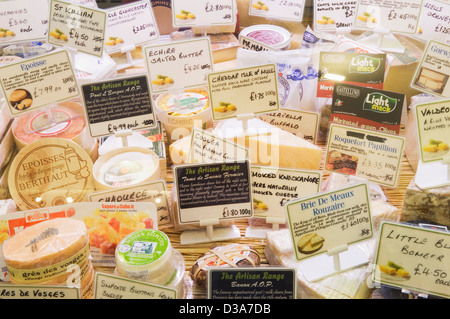 Verschiedene Käsesorten auf einer Feinkostabteilung. Stockfoto