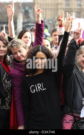 THANDIE NEWTON 1 MILLIARDE STEIGEN. FOTOTERMIN für v-Day Parlament SQUARE LONDON ENGLAND UK 14. Februar 2013 Stockfoto