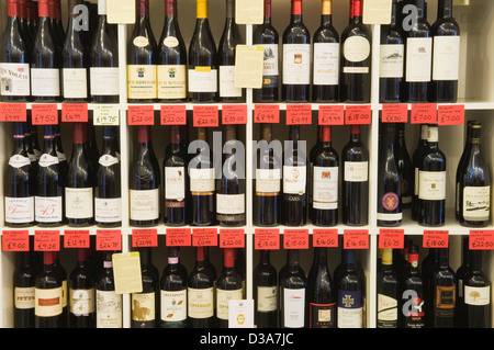 Flaschen Wein in den Regalen in einem Fachgeschäft Wein. Stockfoto